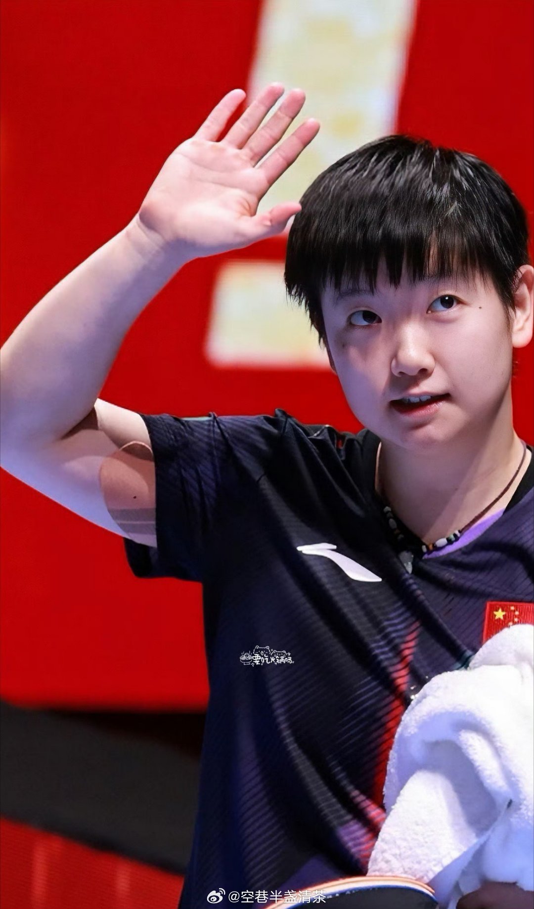 孙颖莎满是茧子的手和不易察觉的肌贴心疼我的小女孩孙颖莎，希望你快乐涨球，健康完赛