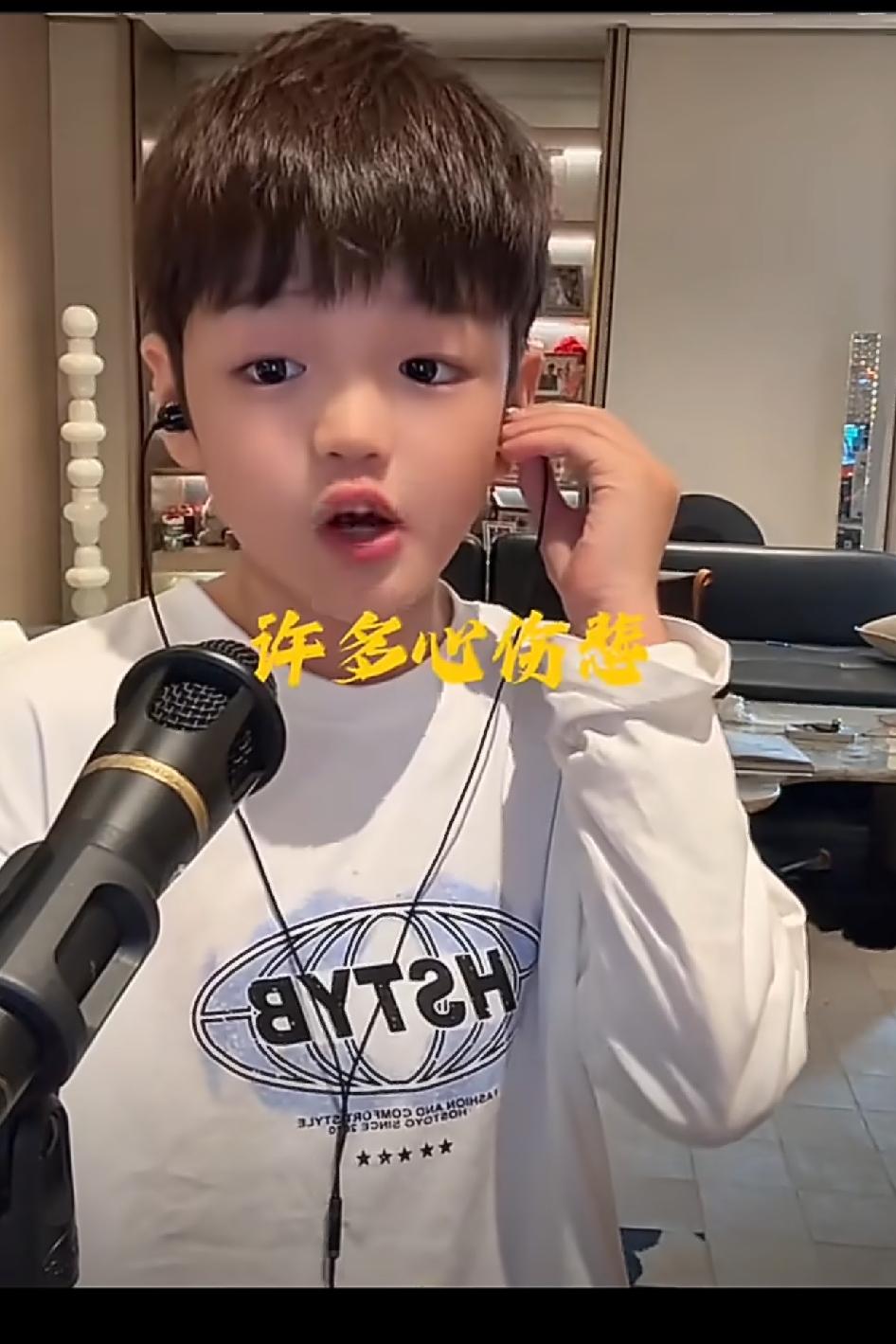 小果冻是天生喊麦天才，早前凭本事就能赚够钱给高迪配齐全系劳斯莱斯，如今被时代峰峻