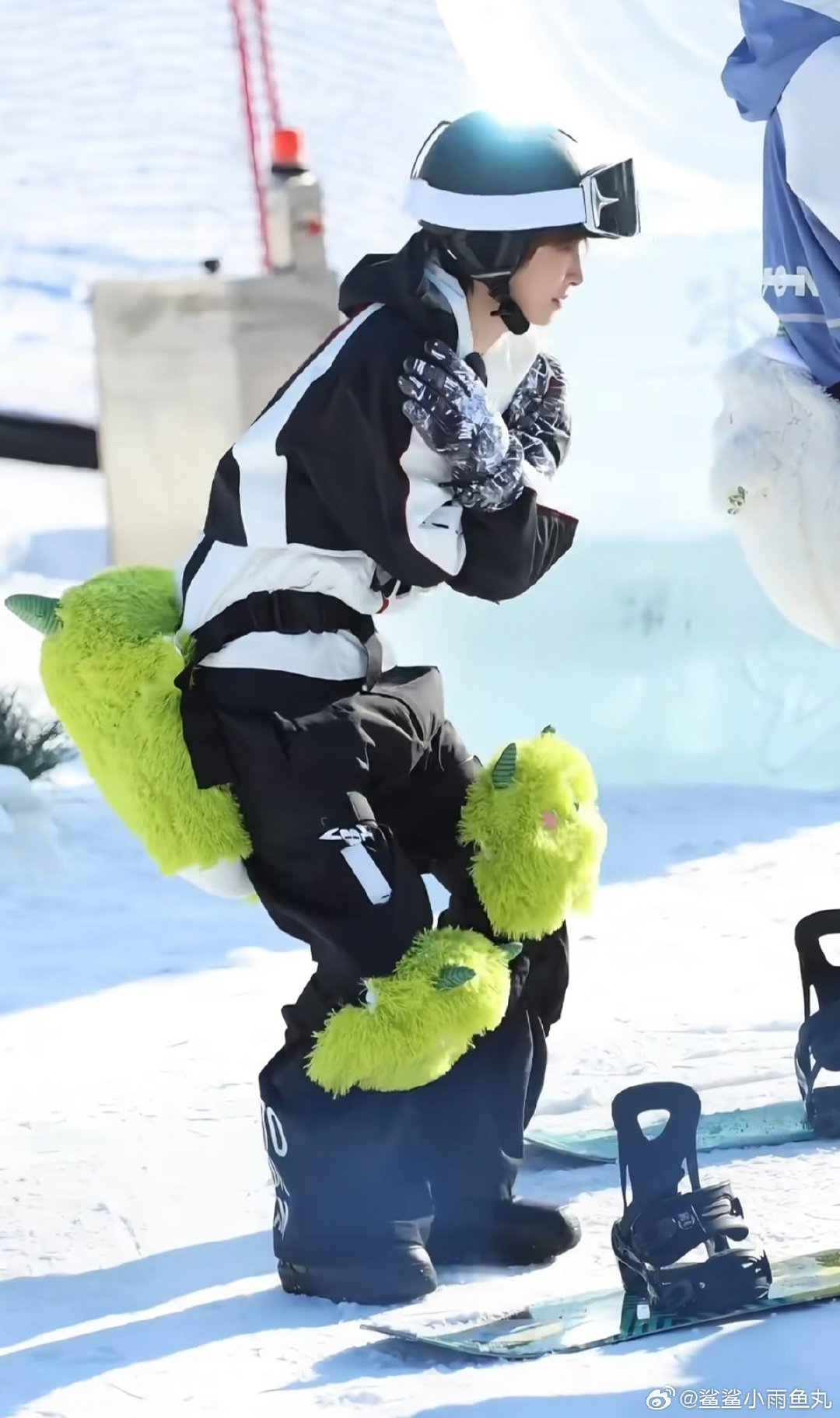 刘宇滑雪热身也不忘了比love你好星期六 刘宇雪宝2.0太会了！热身比love甜