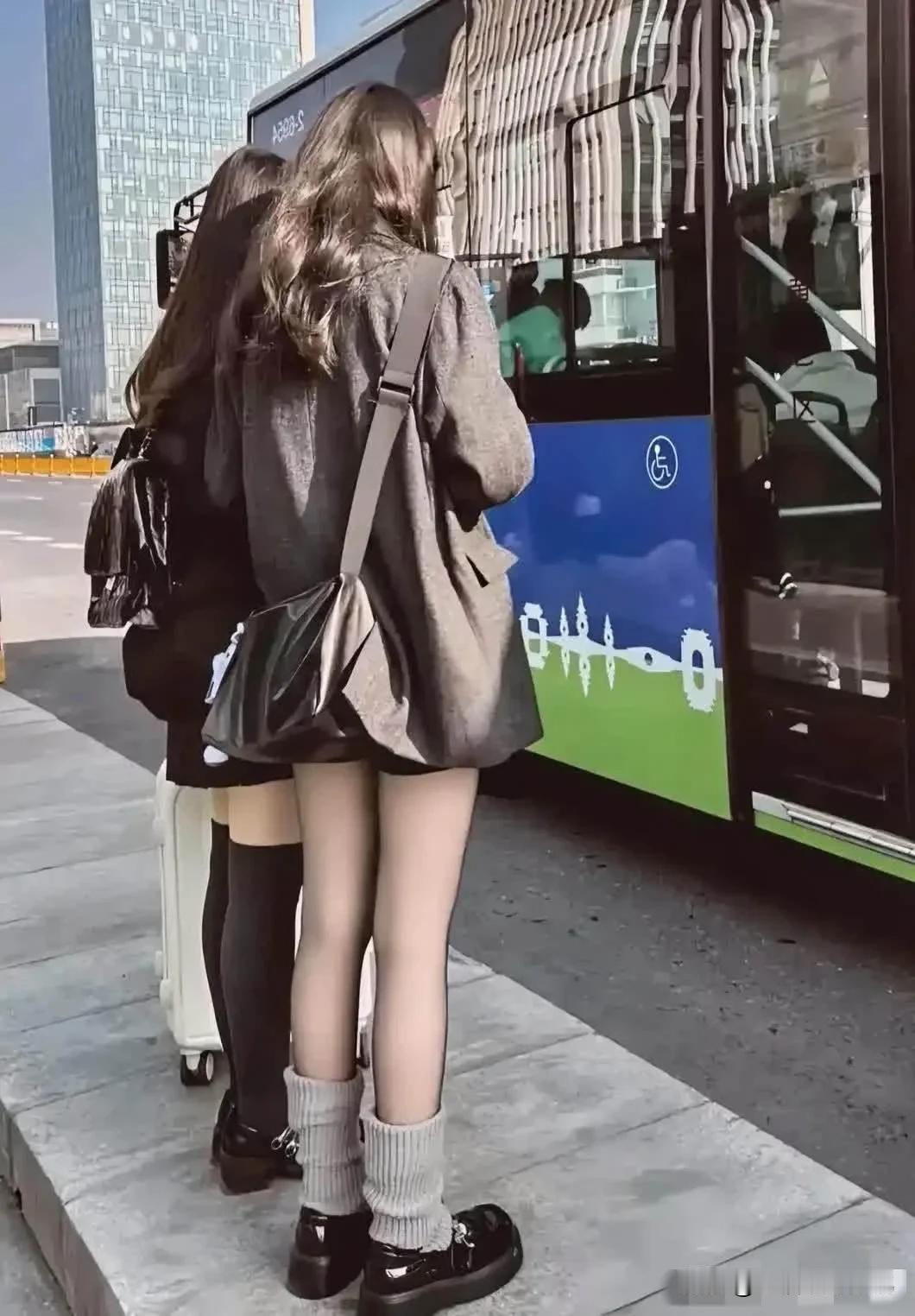 丝袜短裙美，青春态正浓。
