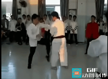 学咏春的和学跆拳道的进行较量

学咏春的近身快速短打，出手速度非常快，拳脚不停的