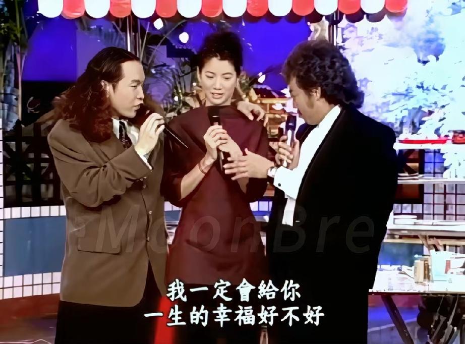 康康调戏袁咏仪这段好搞笑

张菲问袁咏仪被人搭肩膀愉不愉快？
袁咏仪：我觉得他有