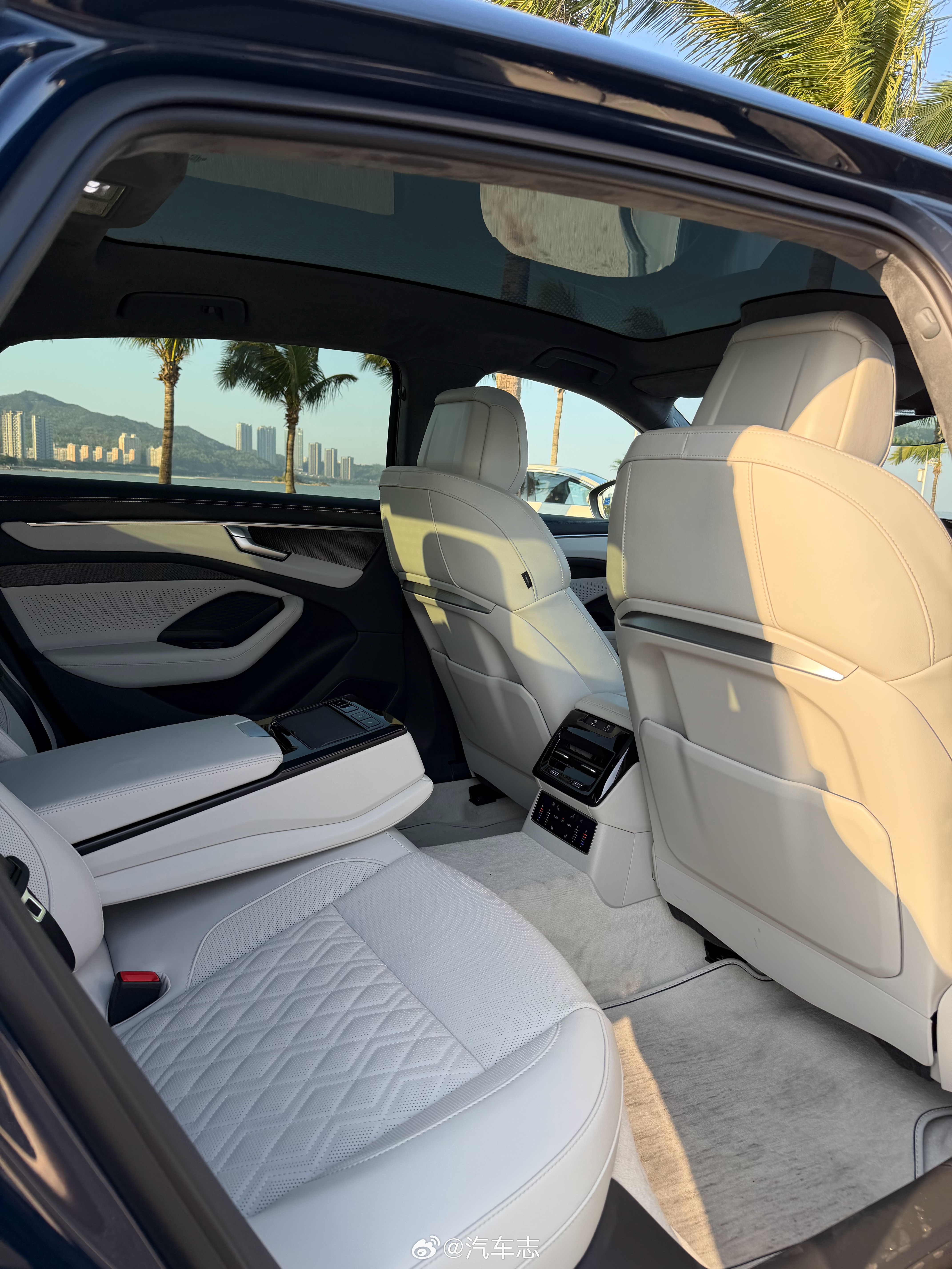 试全新一代C9 奥迪A6L，3.0T满配版本。最大的感受是：它真的在变年轻。外观