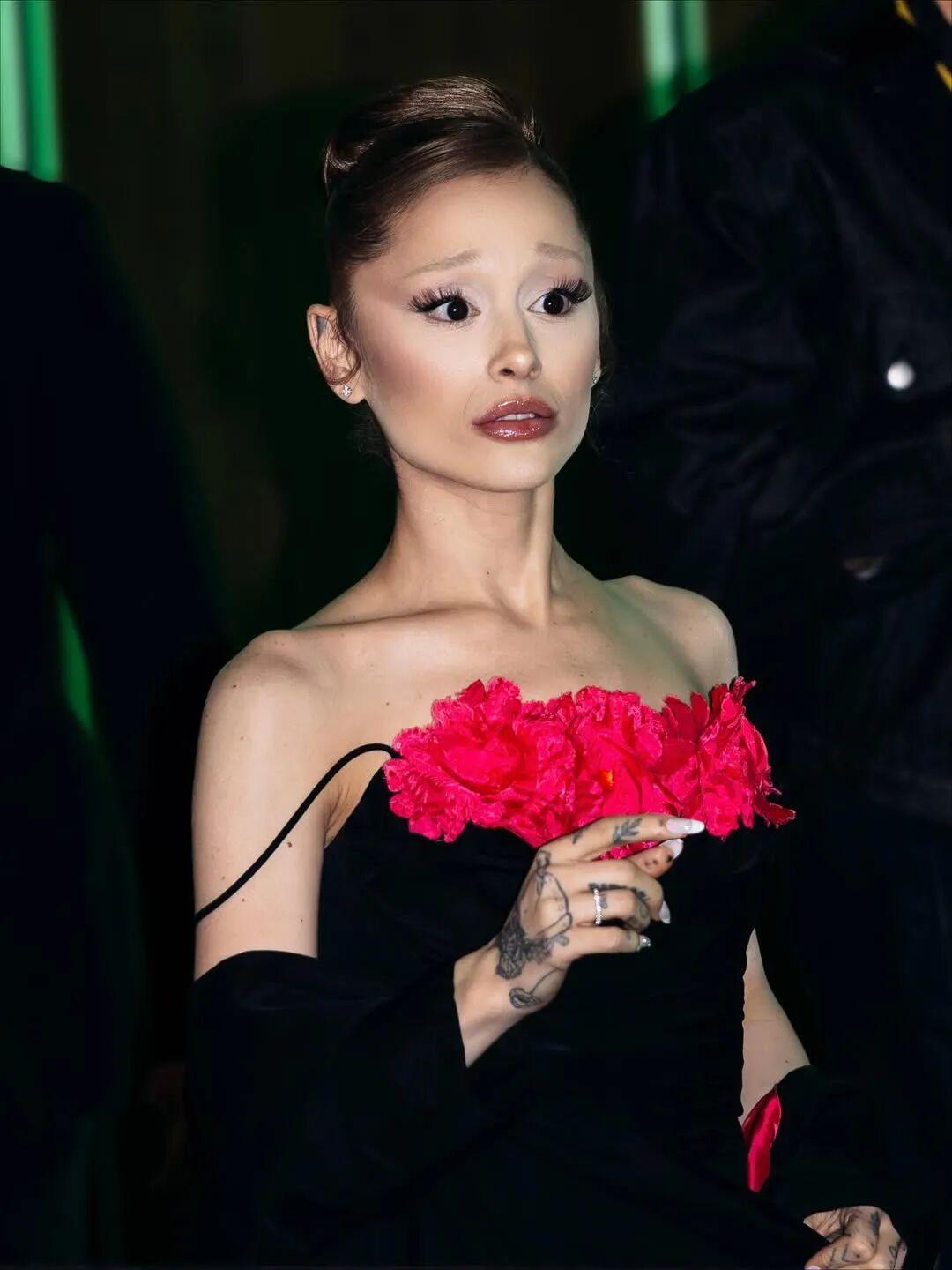 Ariana Grande 越来越囧了！
现在她眉毛向下，形成一个“囧”字。
她