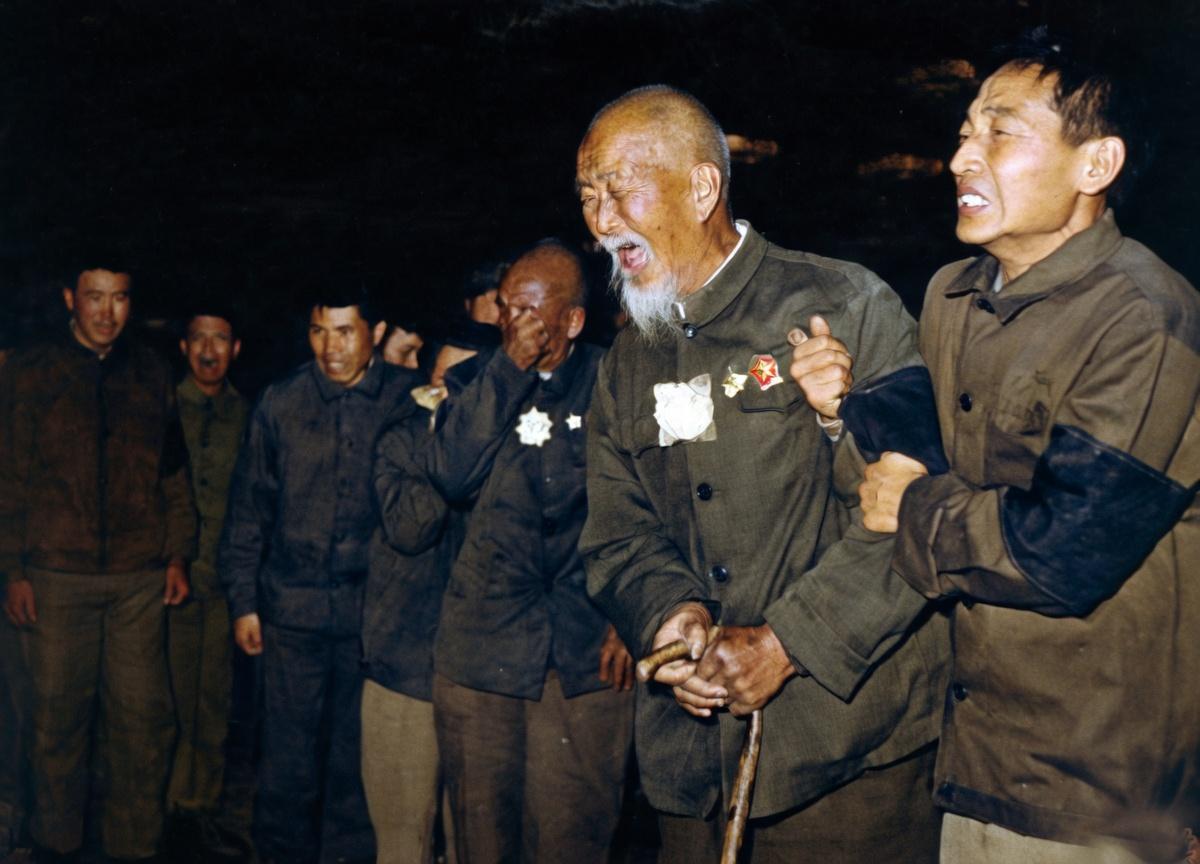 1976年9月毛泽东逝世后，首都各界群众悼念领袖，一位白发苍苍、留着长须的老革命