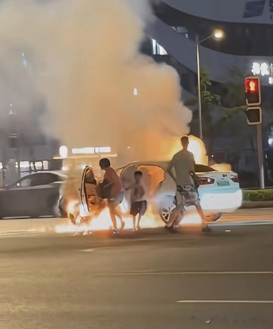 电车好还是油车好，深夜电车爆燃!
 
深夜的街头，腿都软了：一辆电车突然窜火，几