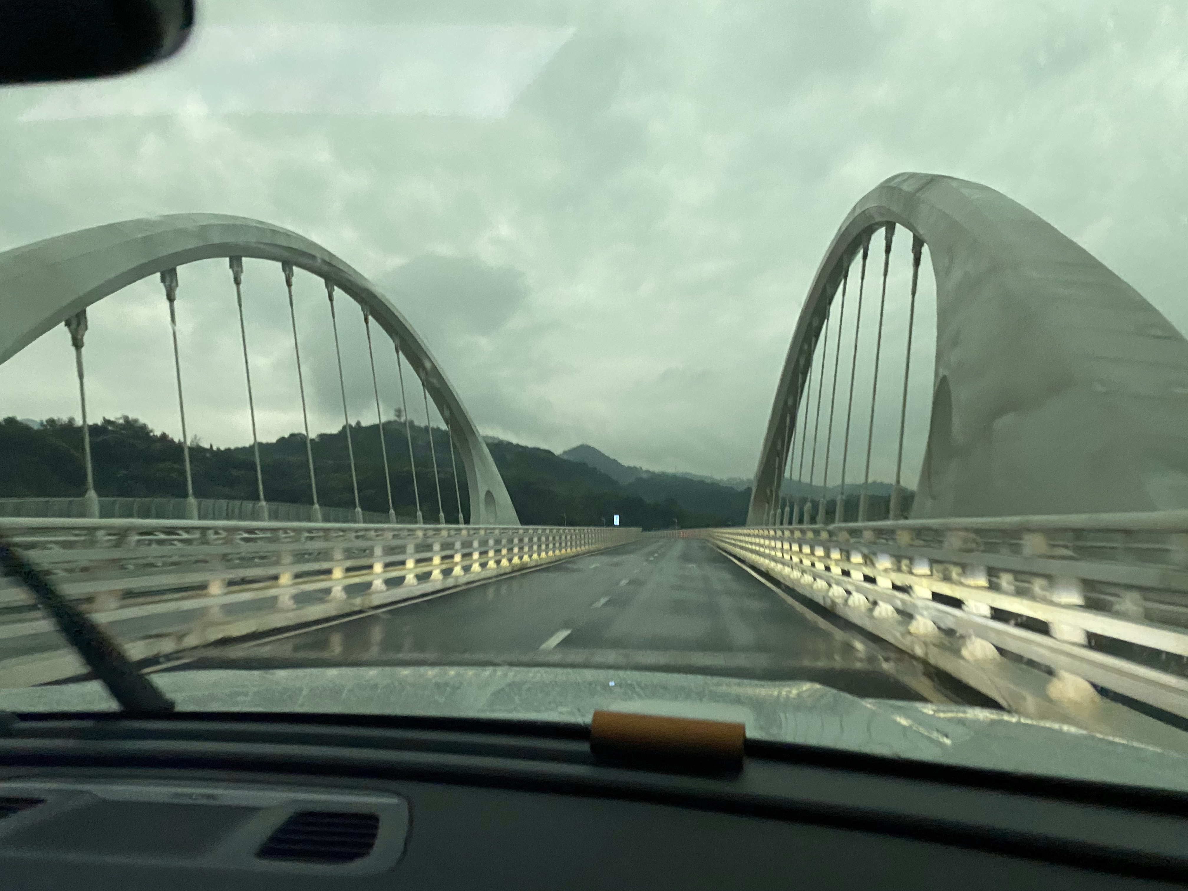 打道回府，开始落雨，天空变暗，如同入夜五分钟内，暴雨模式，远处车灯，彻底模糊  