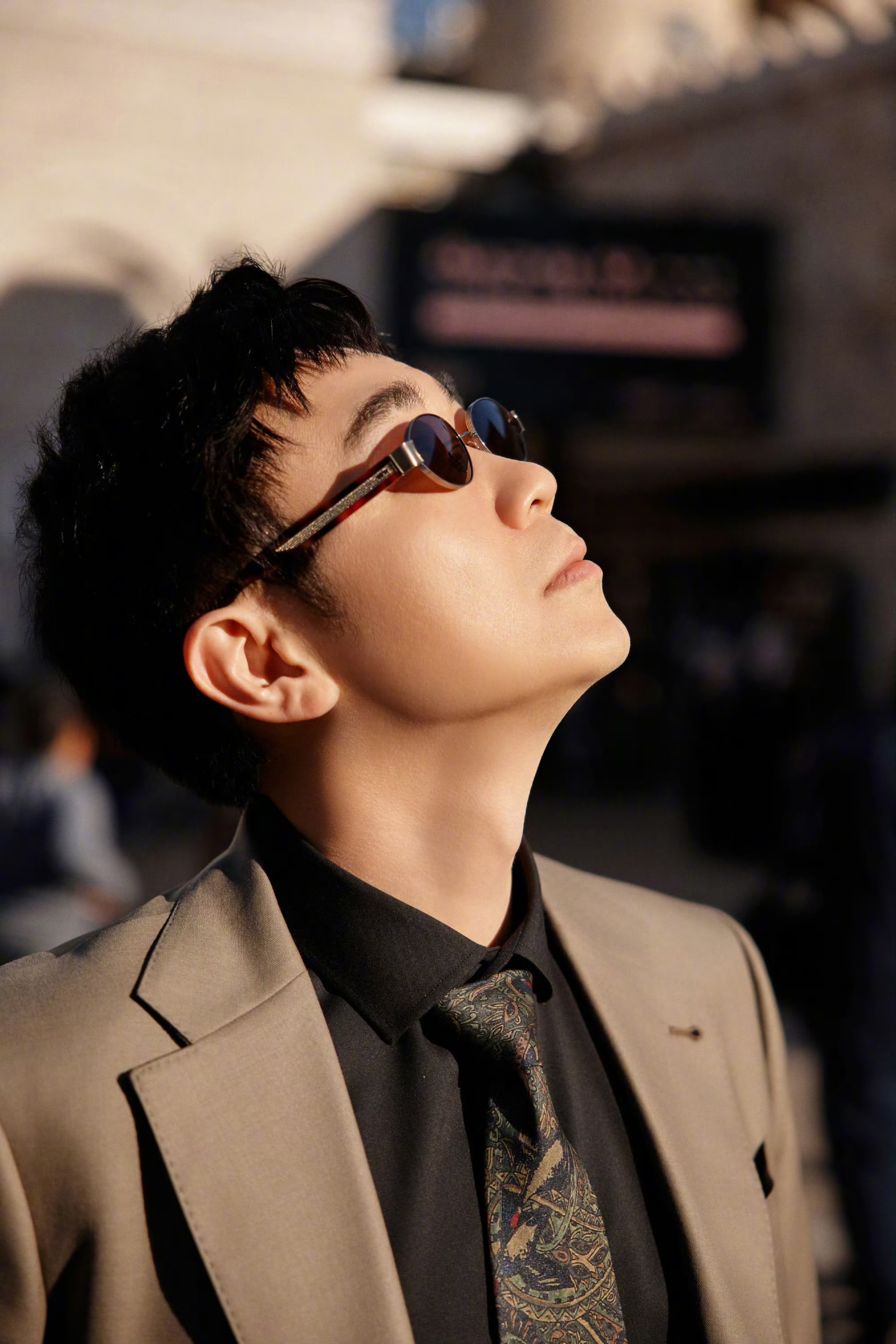 大鹏回应被说精明大鹏访谈里回应精明这个标签，说精明其实是小人物求生的谨慎，有时候