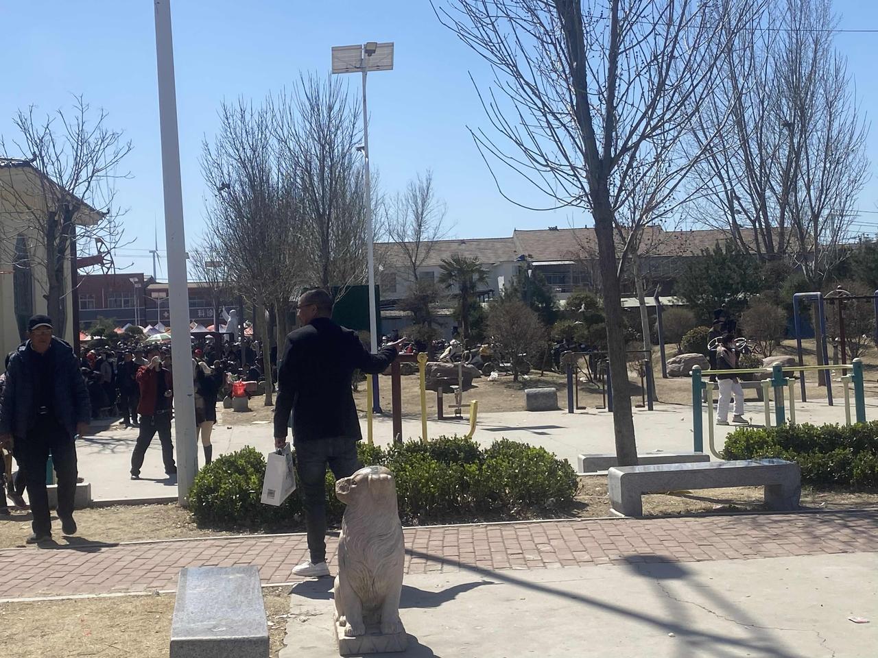 四十岁以后，独来独往的人，都很有责任心。
表面看好像外星人一样，路过街头也不与人