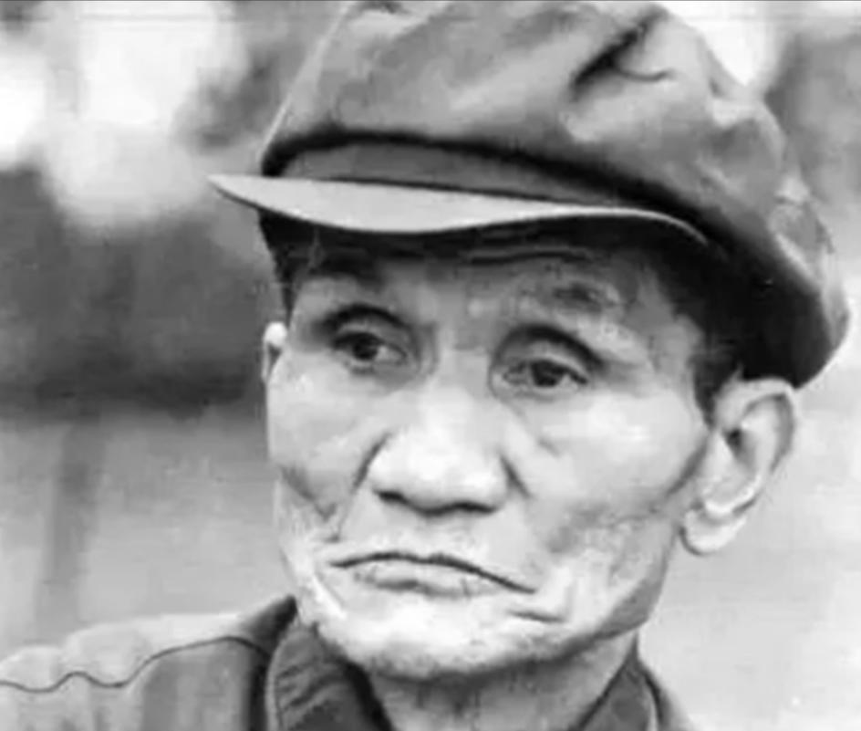 1947年，一名疯老头在白公馆监狱跑步，所有人都对他习以为常，谁知特务头子沈醉视