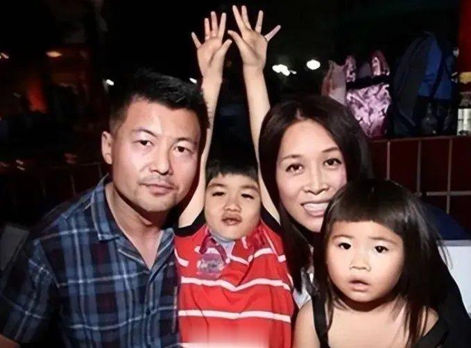 当年，孟桐对那英深情告白说：“择日不如撞日，咱俩早点找个吉日结婚吧？”那英毫不犹