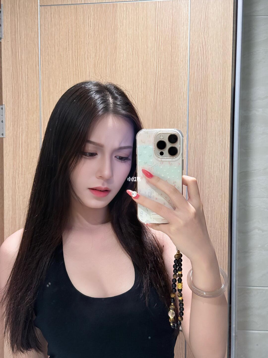 美人嗔怒仿妆