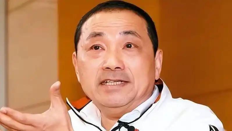 侯友宜这次总算开口谈“九二共识”了，但他这版本整得有点“私人订制”的意思——
