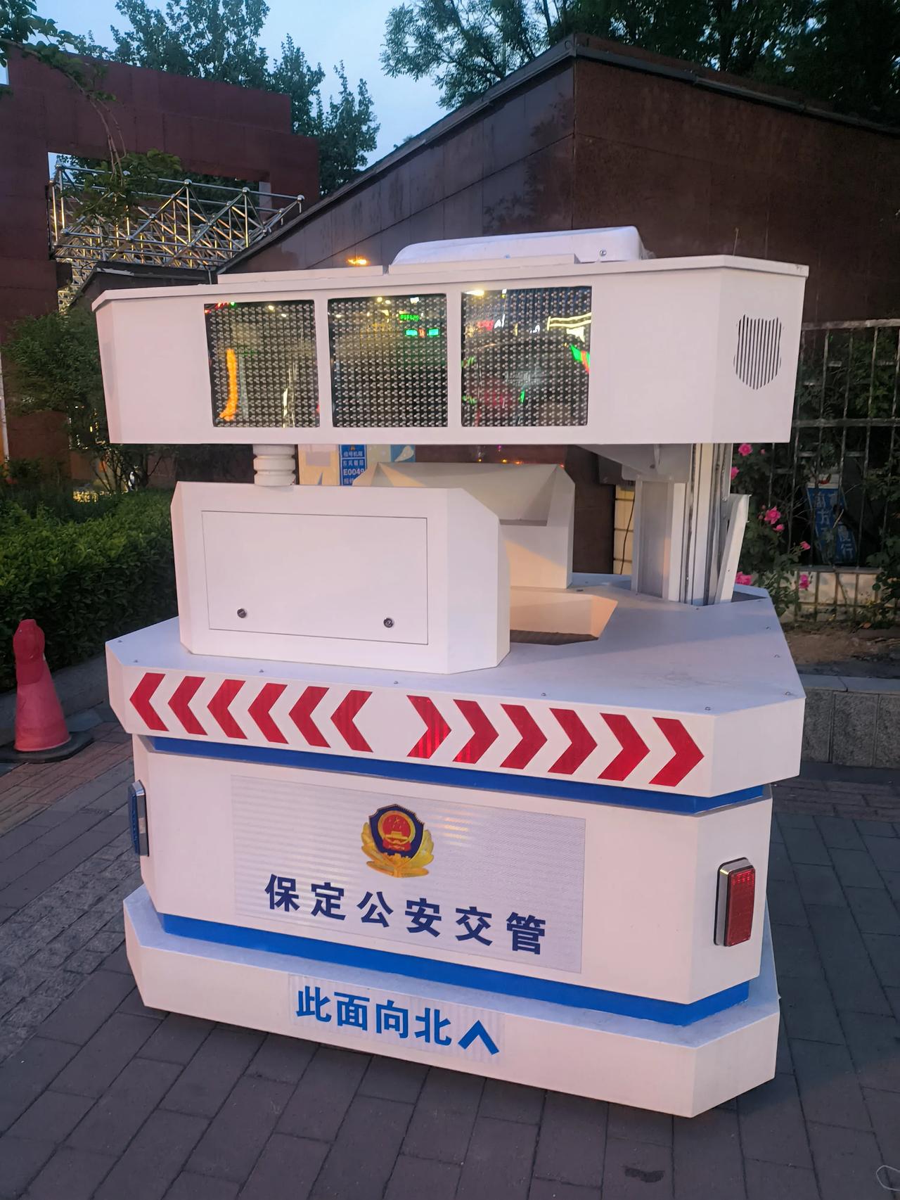 实拍保定朝阳大街！保定交警网红岗亭，能充电可移动还带空调

在朝阳大街与东风路交