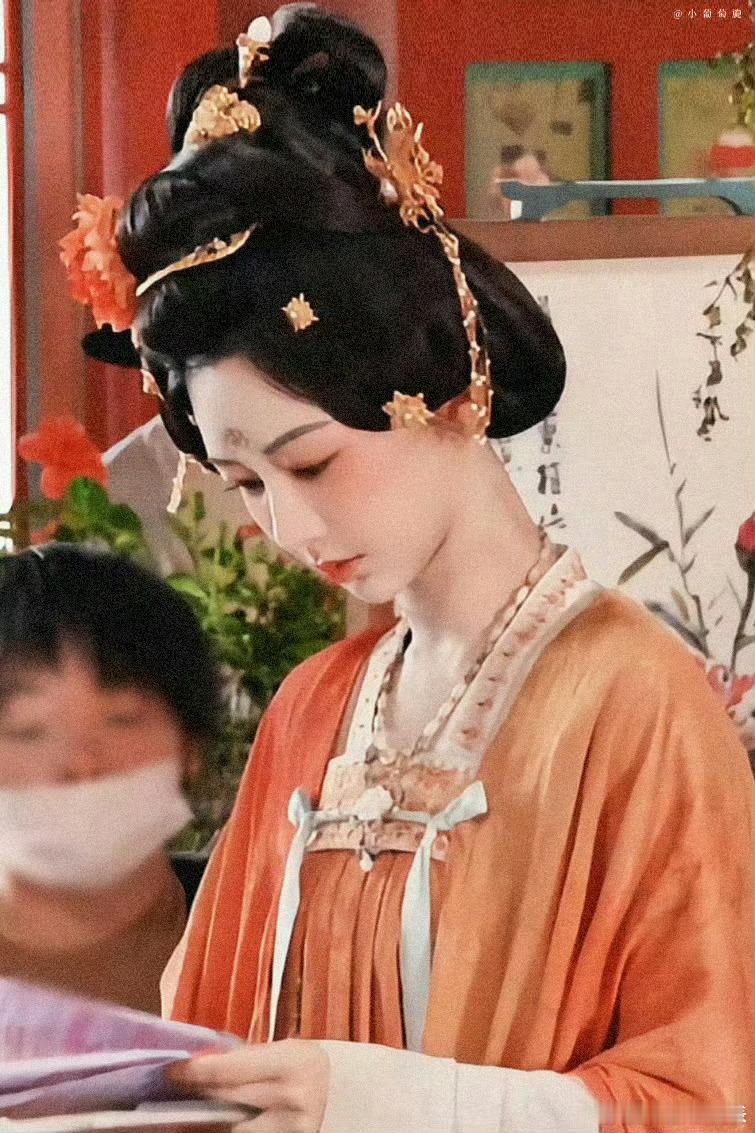 国色芳华杀青特辑里的杨紫真的美到我了真的不是唐朝仕女图中的人物走出来了吗[泪] 