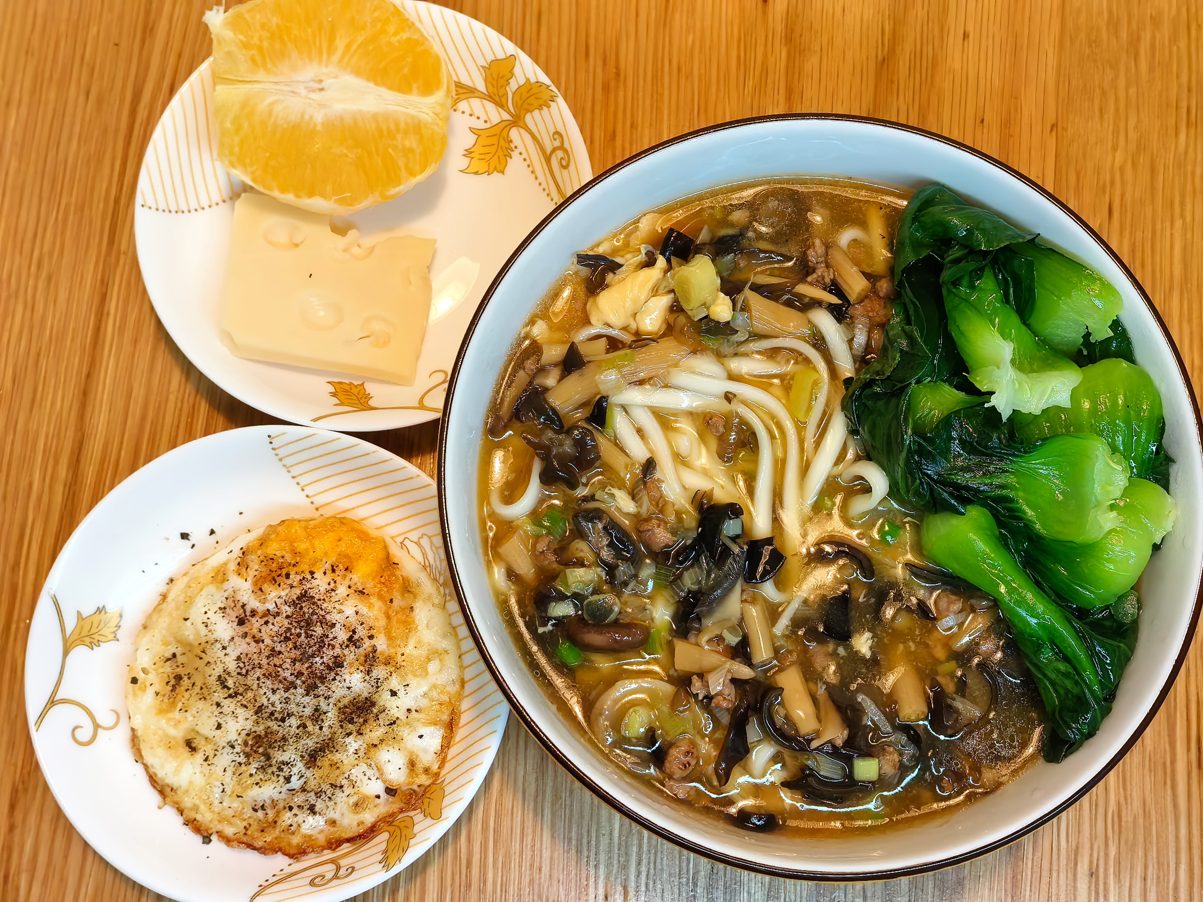 波妞家的晚餐  2024的最后一个早晨，早上好！今天吃点简单的，打卤面。🍜普通
