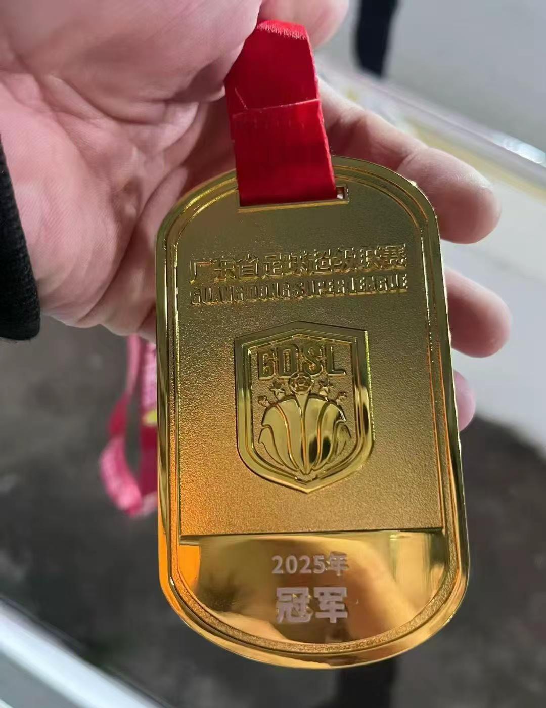 你以为夺冠靠的是钱？
吴川这群少年告诉你，梦想比球场灯光更亮。
他们踩的是县级市