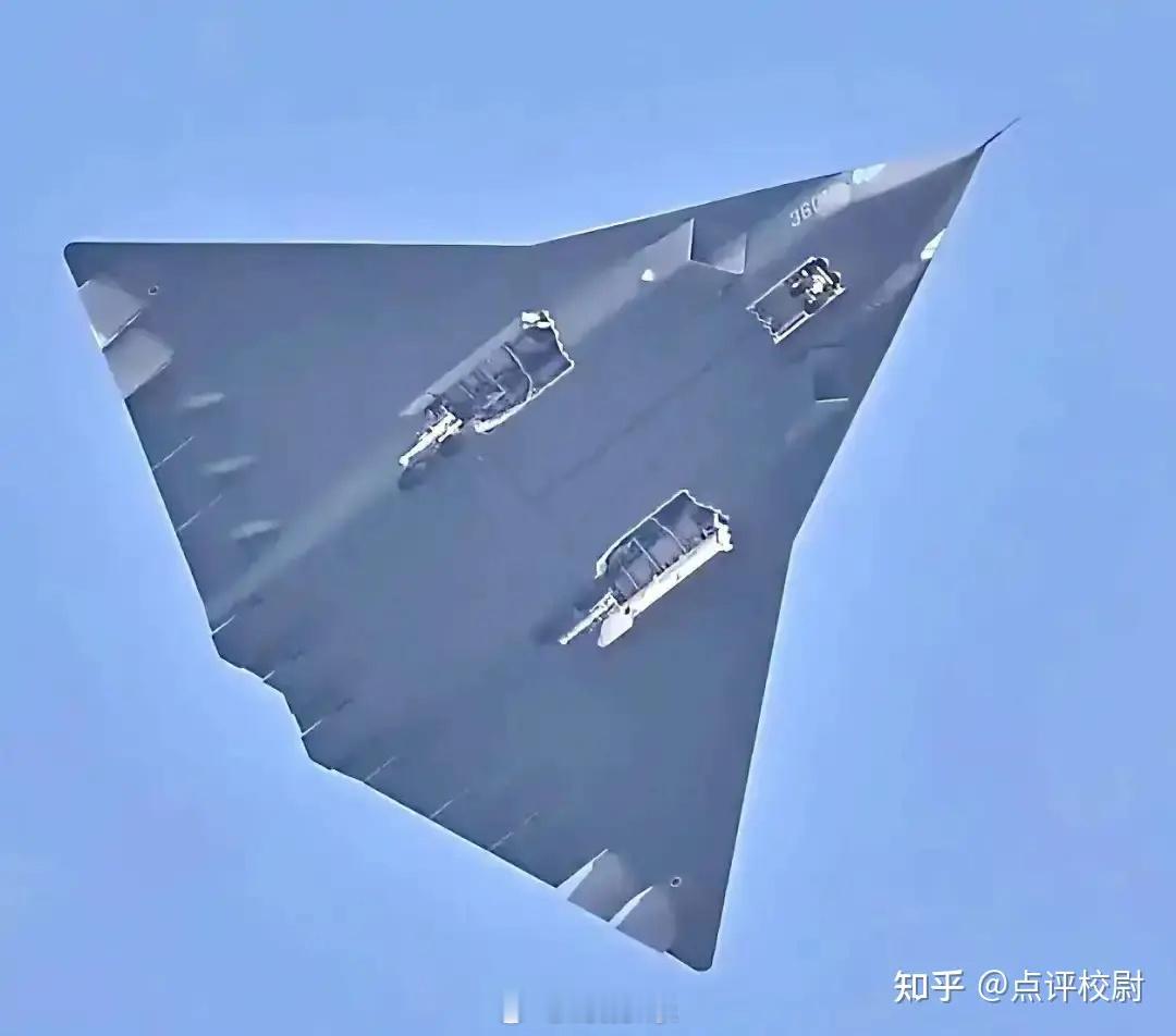 我小时候最爱的模型是号称蓝色闪电的SU27，那流线型那机身简直太帅了。不过从今以