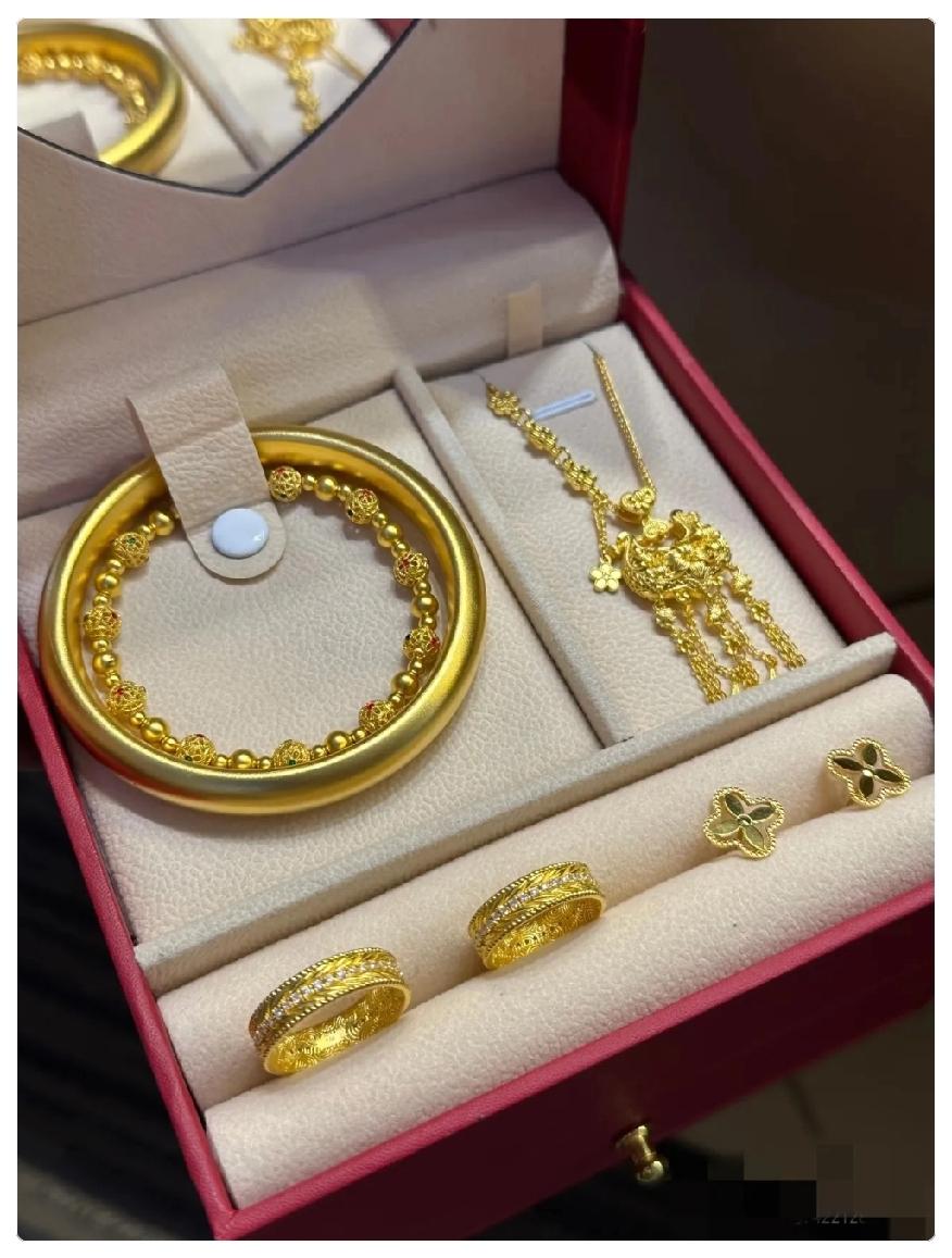 2月24日
黄金已经完全不住了！
一只100克的黄金手镯，随随便便

要卖到16