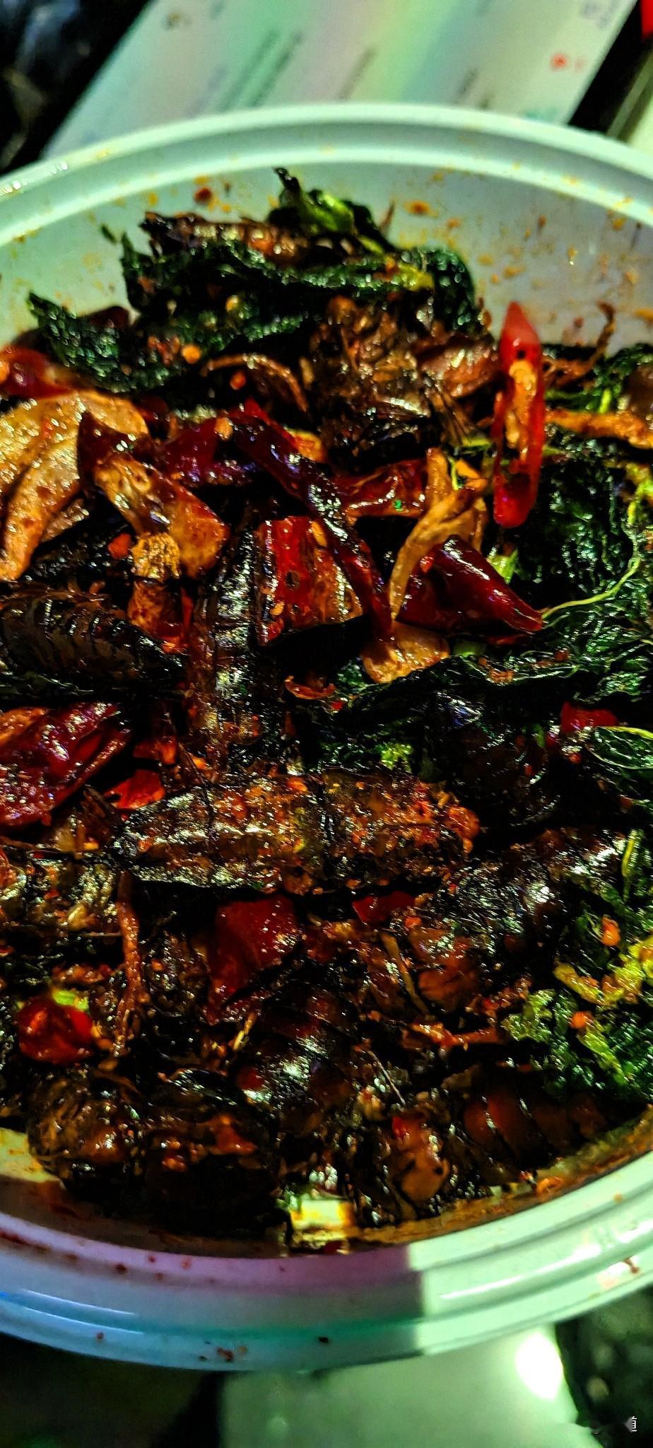 刚收拾房间时，我同事喊，这是一盒炒的蚂蚱，我瞄一眼，说了句，吓人。
又一想，不对