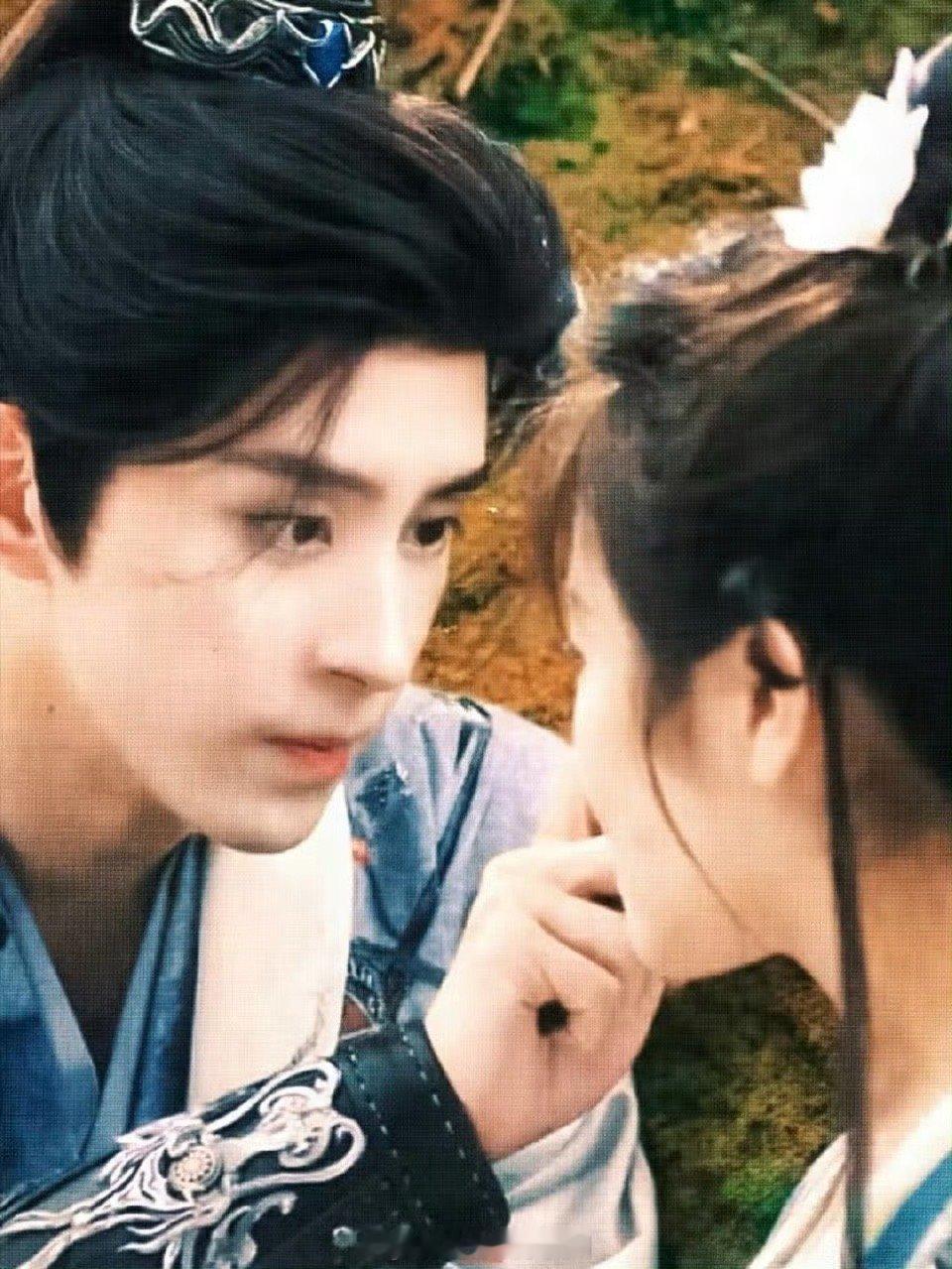敖瑞鹏 古早温柔型男主 他给女主写的信里，没有华丽辞藻，只记着“今日见了株奇花，