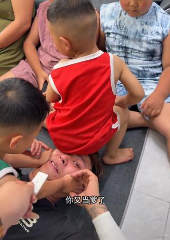 不少网红把生娃当成生意来做，保持热度的基本操作就是不停的生娃，4个儿子大胆生，儿