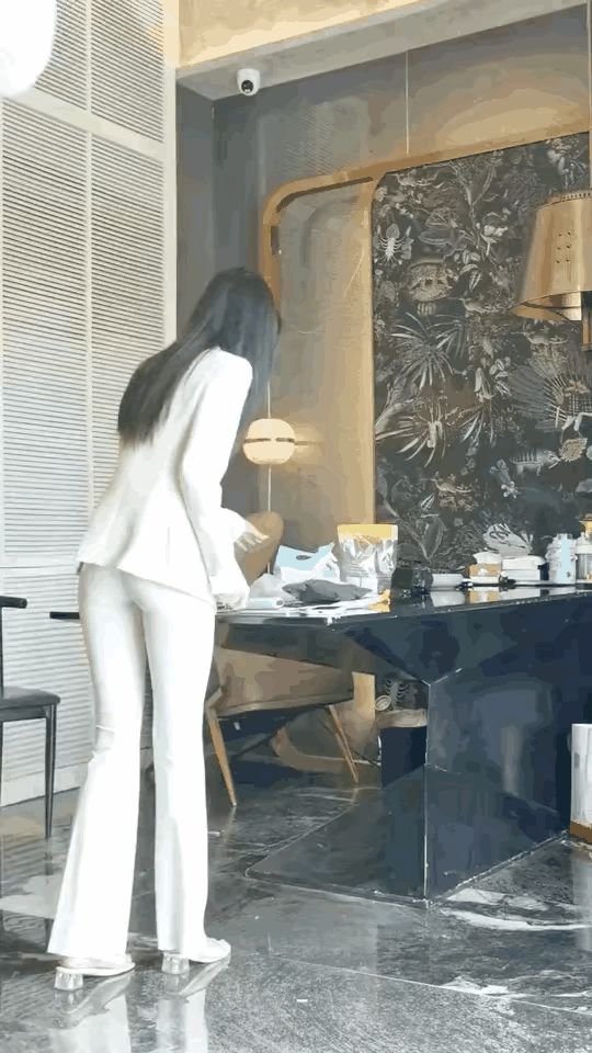 这是哪个单位的员工，服装统一，个个大长腿，我也想去那个单位上班。