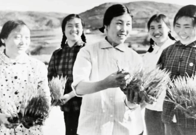 1980年，33岁的郭凤莲被叫进大寨党支部办公室。上级来人念了一份调令：免去大寨