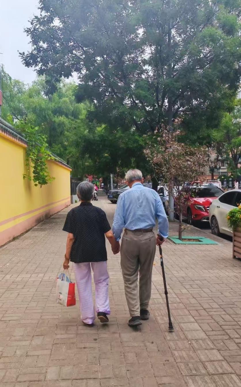 我姐58岁“被”离婚了！


58岁的姐姐突然成了那个被宣告“局散了”的人。在此