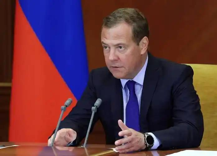 梅德韦杰夫这一嗓子，算是把桌子给掀了，直接告诉全世界：没错，我是在跟美国人私下里