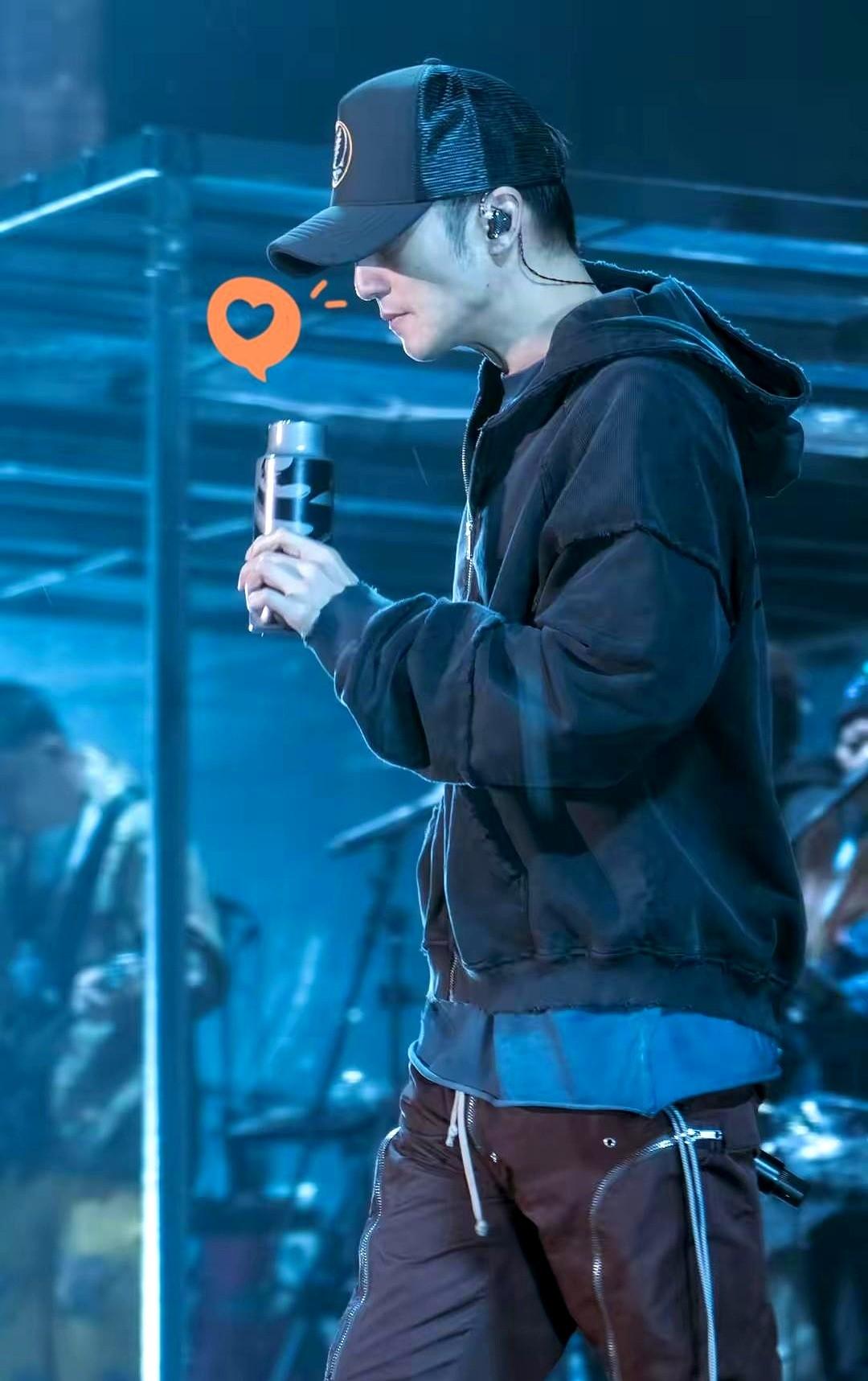 45岁的谢霆锋把枸杞泡进保温杯那天，微博热搜爆了。

评论区里有人哀嚎“摇滚少年