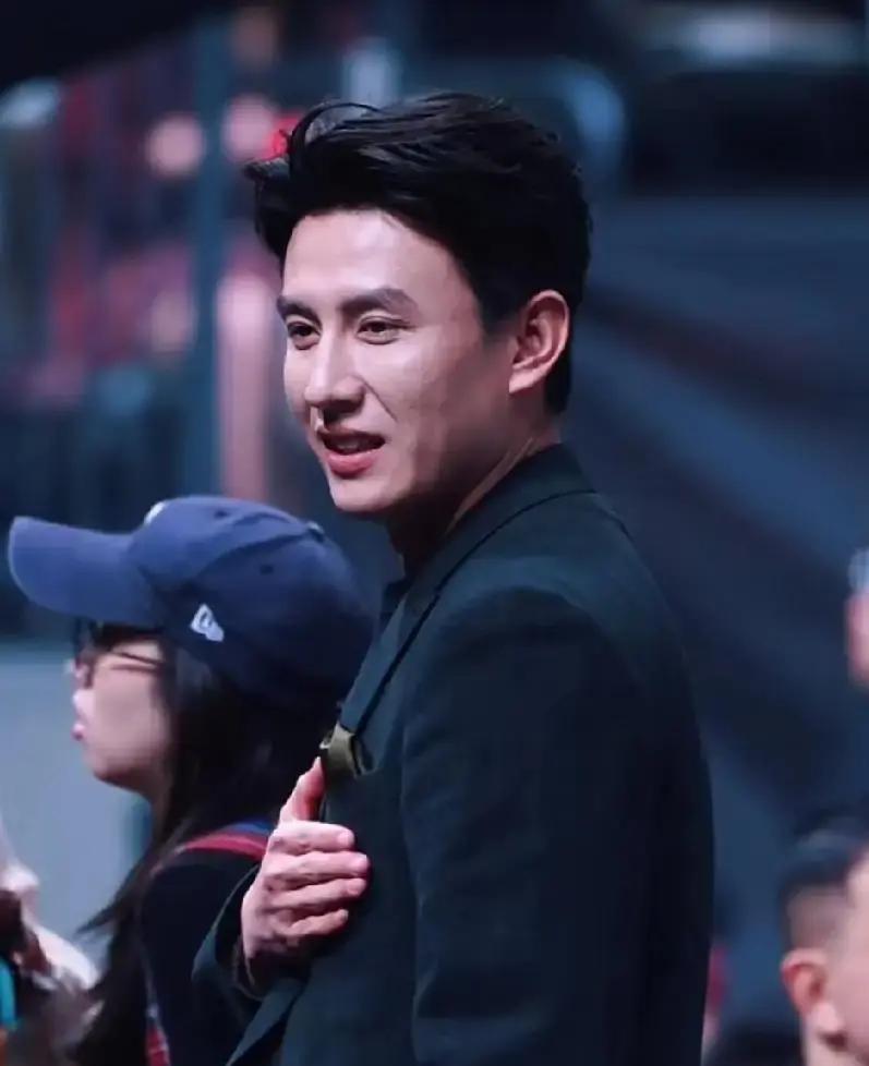 豆瓣8.3分没拿奖，但拿走了5亿人的睡前时间。
奖项的奖杯在积灰，人心的奖杯才开