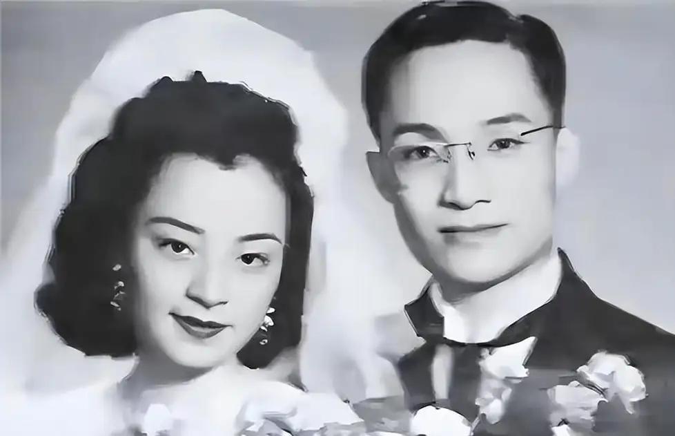 1998年，金庸拿起报纸赫然发现前妻朱玫已病逝于医院，身边竟连一个陪伴的亲人都没