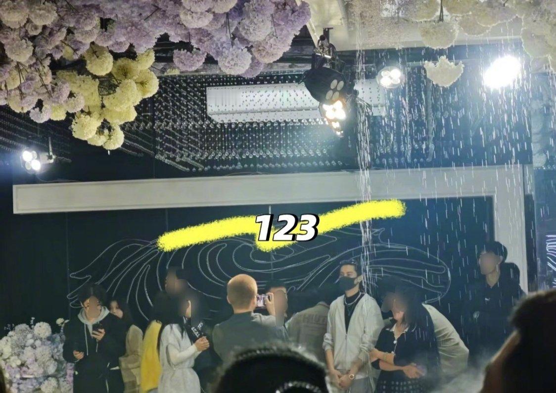 王鹤棣参加发小婚礼棣真是重情重义[拜托]棣宝也要幸福啊！！ ​​​