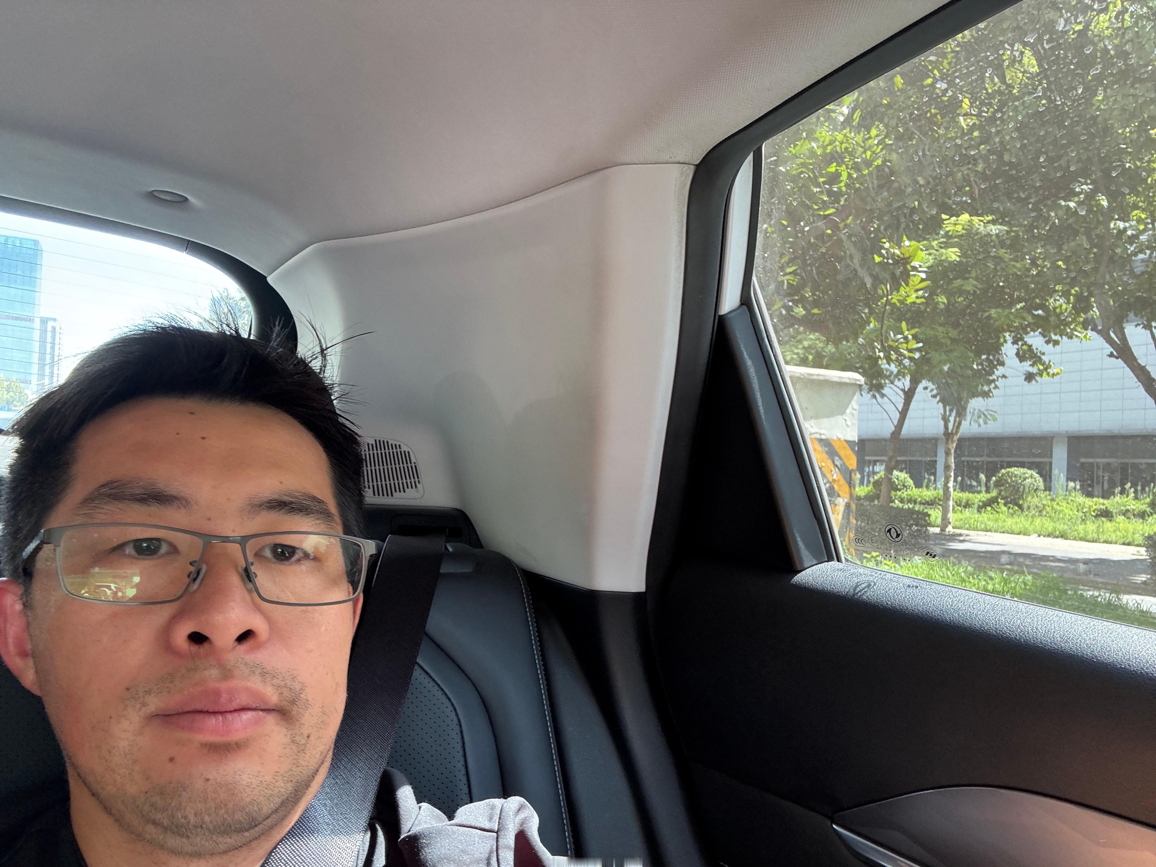 后排坐姿这么低，其实我是喜欢的，车身运动感知要弱很多，眼睛平视刚好后窗下沿，但是