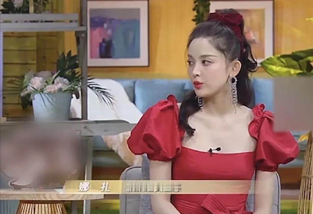 古力娜扎透露：“我觉得我从小就缺乏安全感，不管是在爱情还是生活方面，我都觉得我是