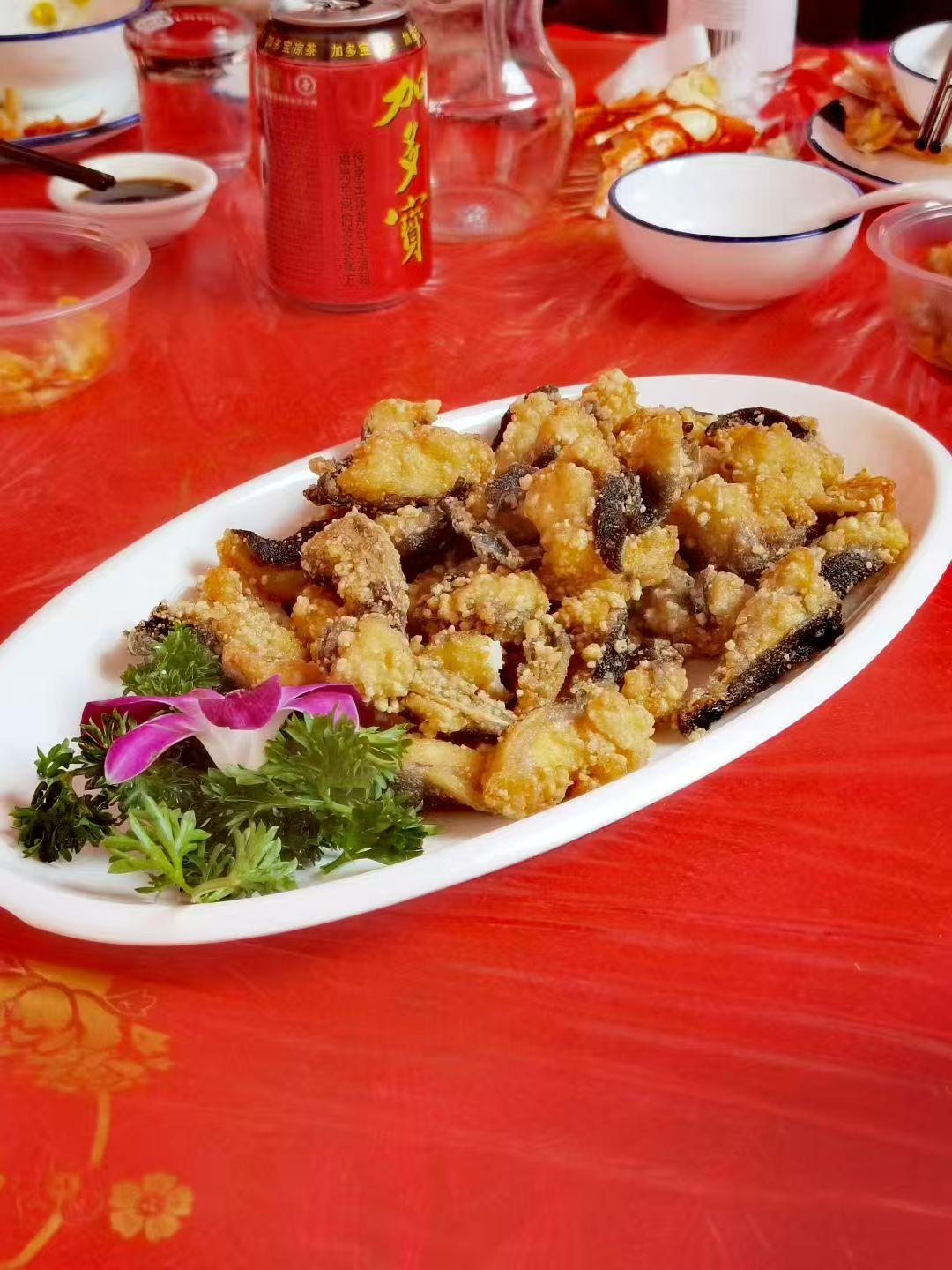 一盘香喷喷的炸鱼配小菜。