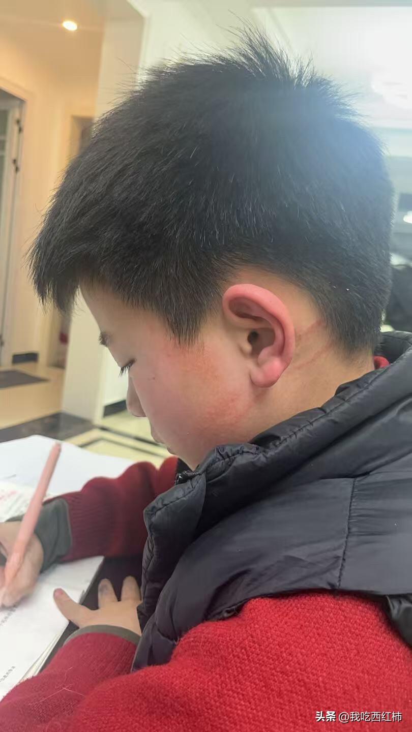 他只是上小学了，而我是疯了!
说话的温柔妈妈，现在三年级我会因为嫌他作业写的慢吼