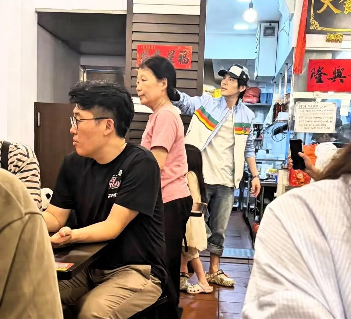 有网友在新加坡食阁偶遇向佐一家，他私下里其实挺帅的，个子也高！这几年他的面相越来