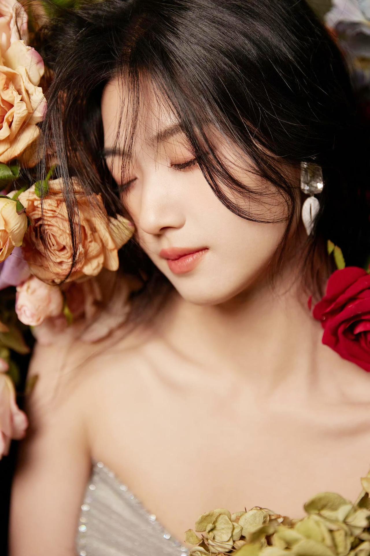 上联：柔纱衬玉容，一眸清浅含诗韵
下联：银裙凝雅态，半臂玲珑带画情
对联  对联