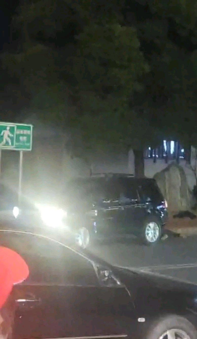 2022年10月28日，河南许昌双河路某饭店门外，一场悲剧因醉酒上错车引发。冲突