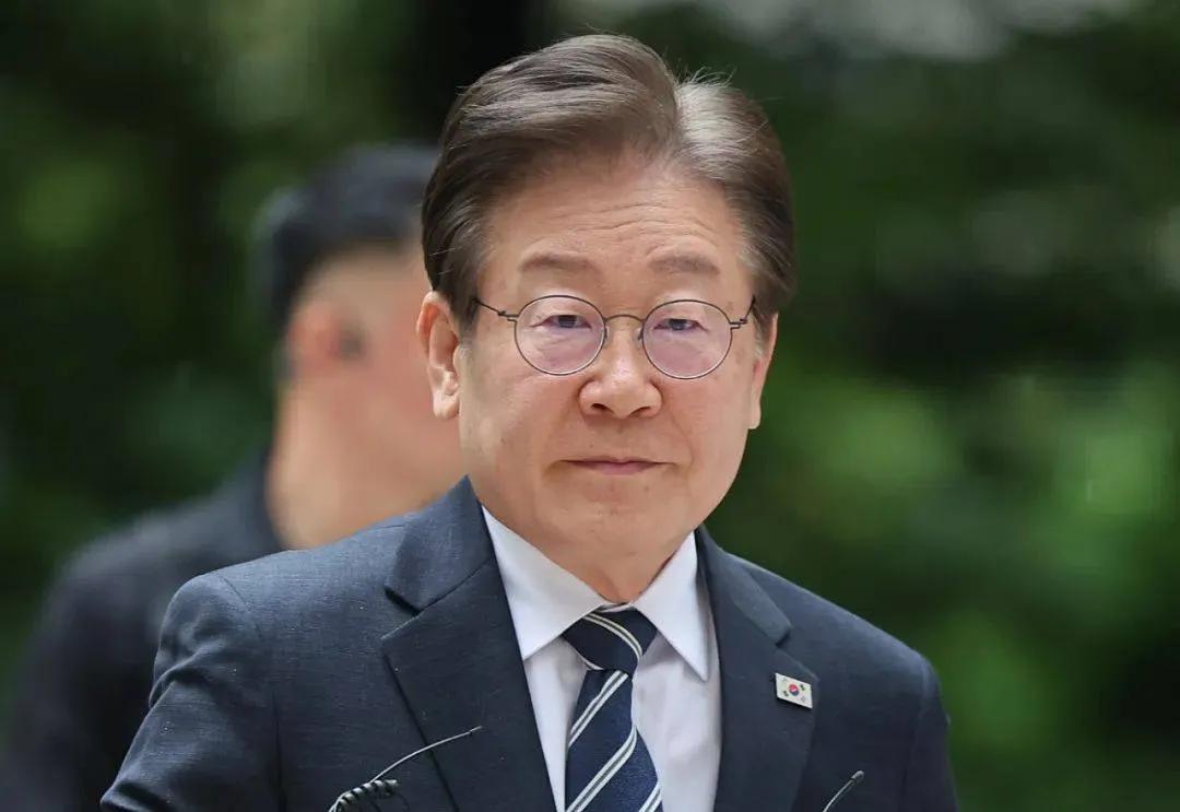 8月21日，韩国盖洛普新鲜出炉的民调给李在明递了杯温水：施政支持率45%，负面评