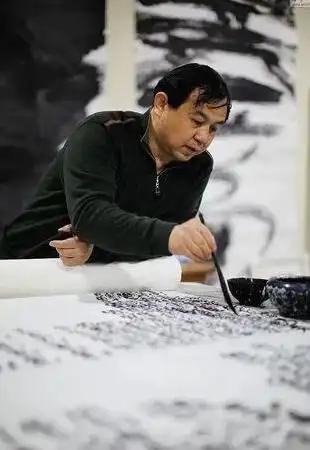 曾翔的书法争议极大。大众眼里，热搜上他赤膊、拖鞋吼着泼墨成字的画面，引弹幕两极分