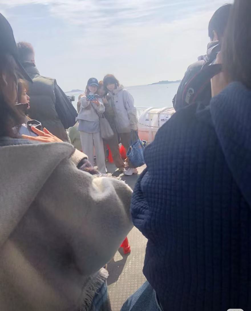网友福建偶遇赵露思网友福建偶偶遇赵露思录制综艺！！露思状态不错，笑容好灿烂[打c