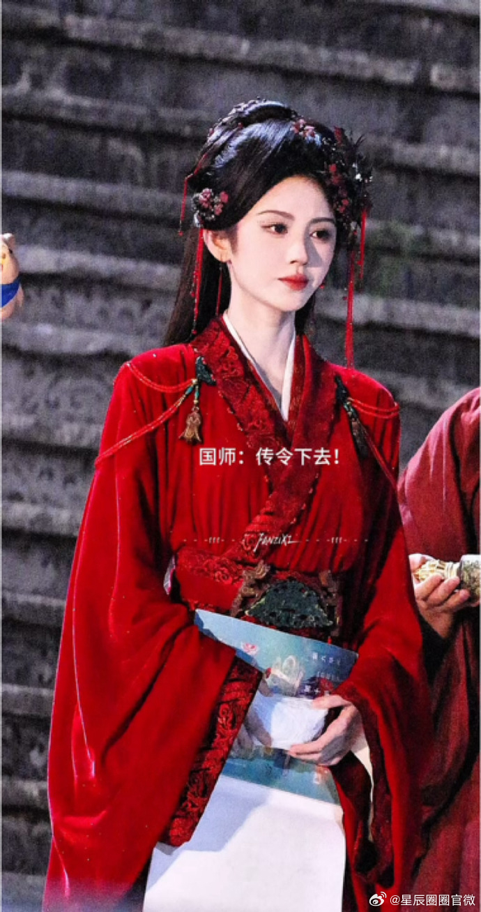 鞠婧祎红衣战袍鞠婧祎把国色天香具象化了鞠婧祎红衣战袍美的太惊艳了呀，红色系的古装