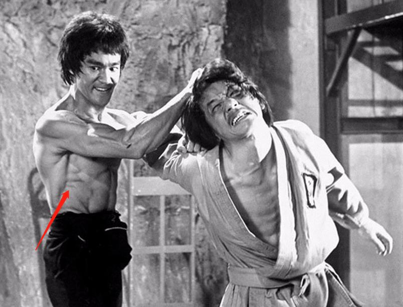 1973年，李小龙在拍摄现场，被举起来的是Jackie，也就是成龙。

说起李小