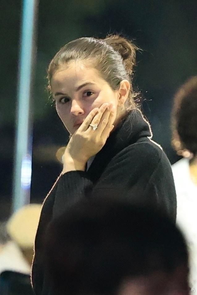 Selena Gomez赛琳娜戈麦斯在洛杉矶外出，和未婚夫Benny blanc