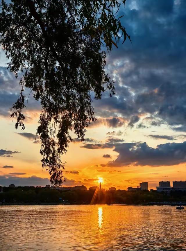 南湖留下青春的记忆。长春南湖对我来说，就是青春的记忆。       当年我所就读