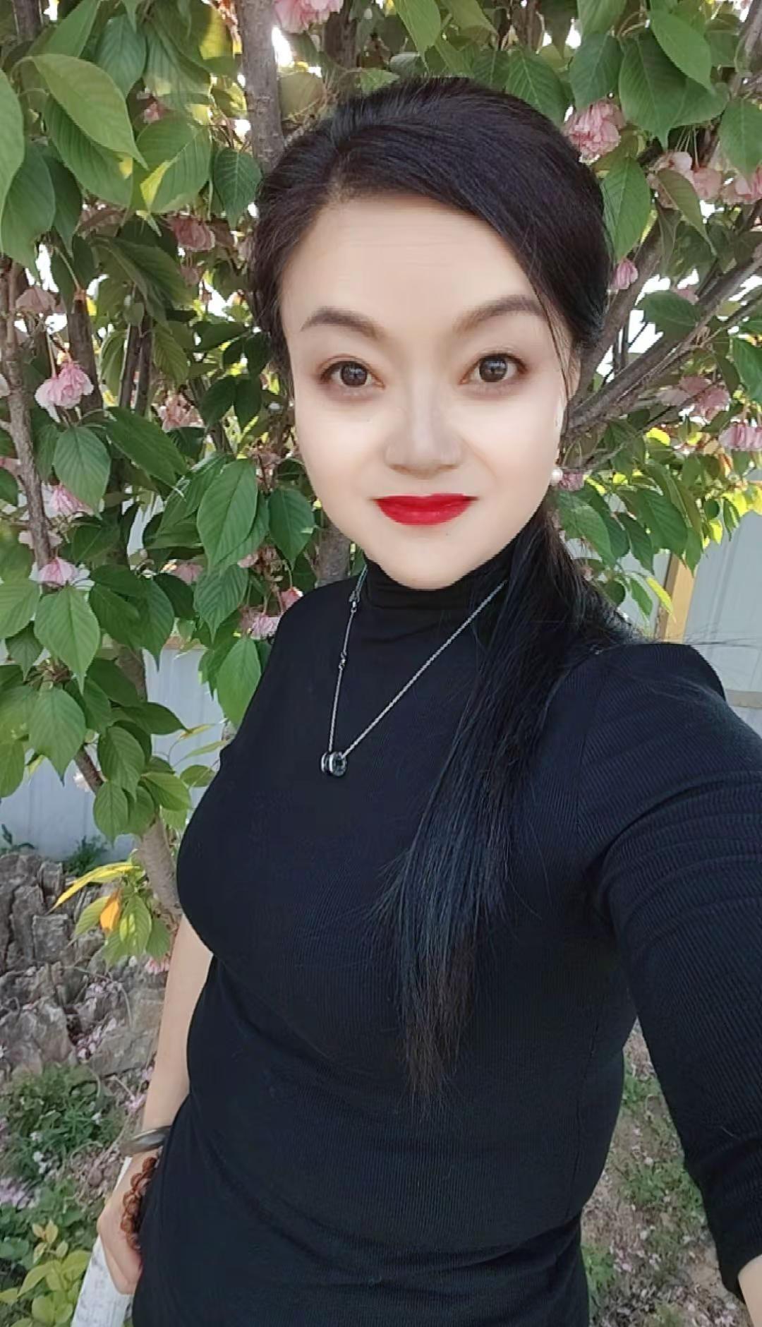 今天这天气主打一个热🥵粉色花树下 抖音推广 每日分享 @《渭南刘姐》演艺