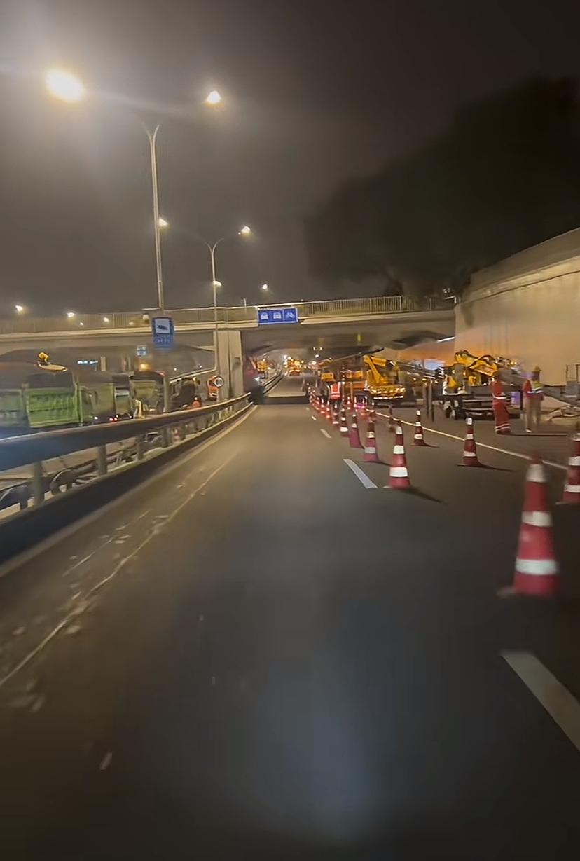 还得是大北京啊，这效率杠杠的，不止长安街修路超快呀！网友晚上驾车经过西四环，一大